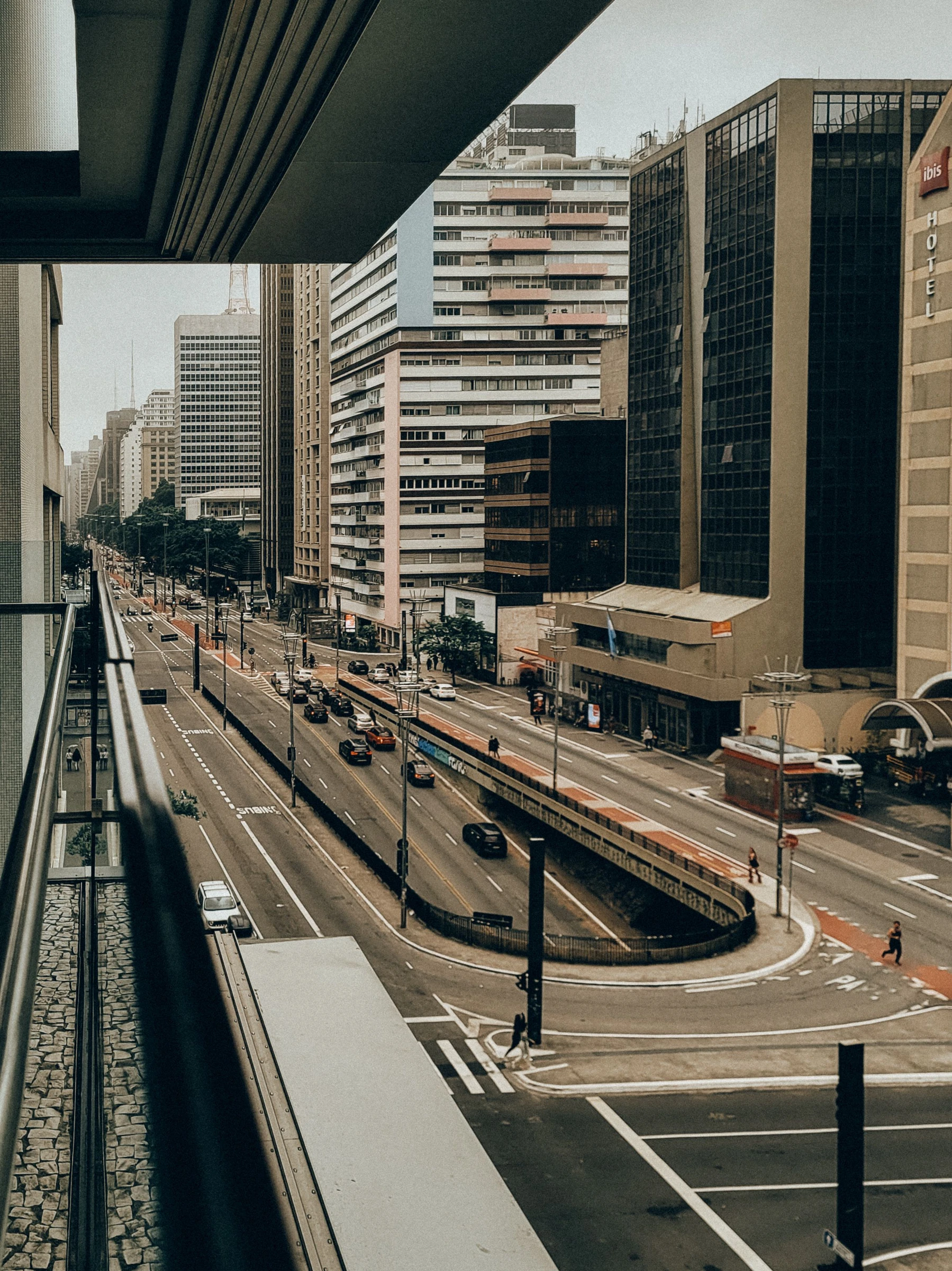 Vista da Avenida Paulista e seus edifícios, em São Paulo